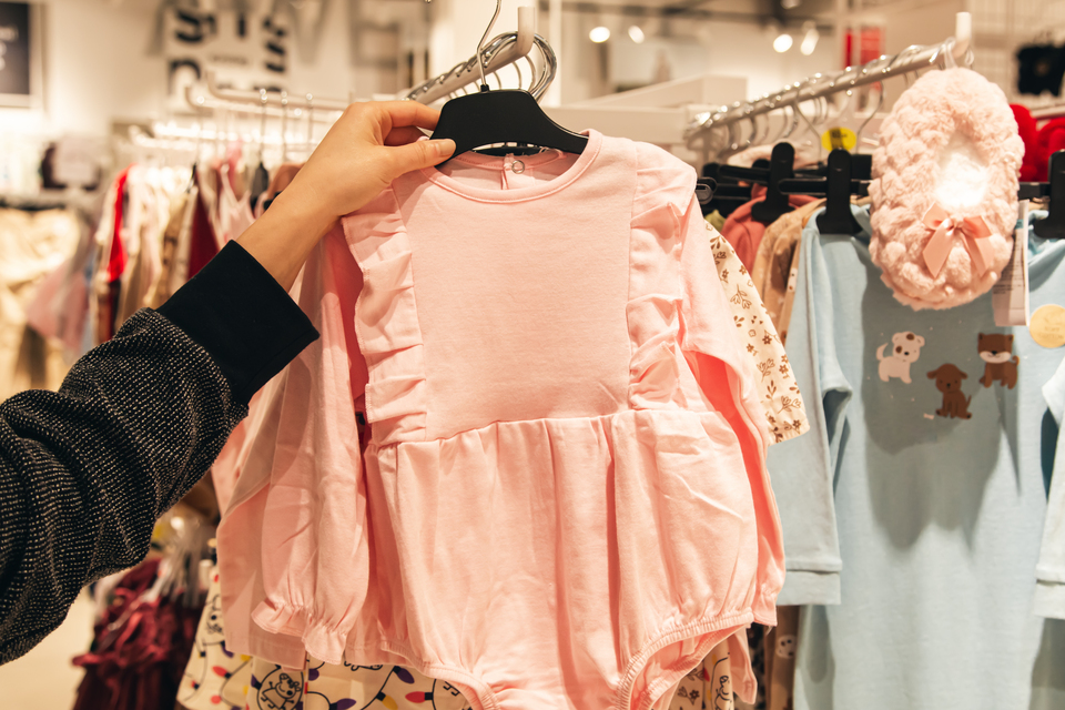 Dress Anak Simpel Warna Pastel dengan Aksen Ruffle - Model baju Lebaran 2026 untuk anak perempuan