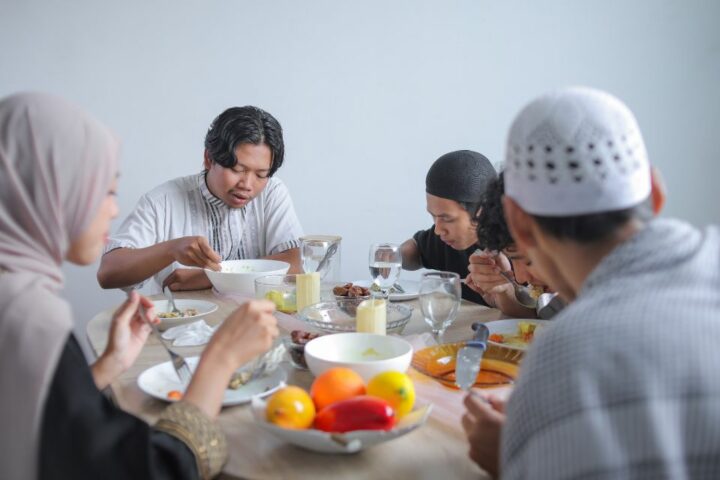 Pengertian Iftar dalam Bulan Ramadan: Waktu Penggunaan, Asal Bahasa, dan Contoh Ucapannya