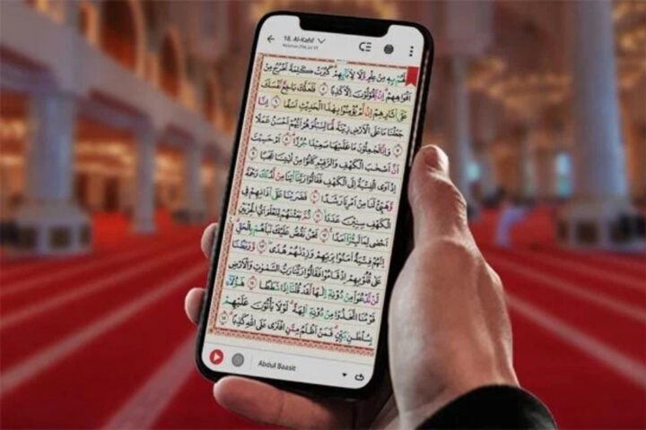 Bolehkah Baca Al-Quran di HP Sambil Tiduran? Ini Penjelasannya dalam Islam