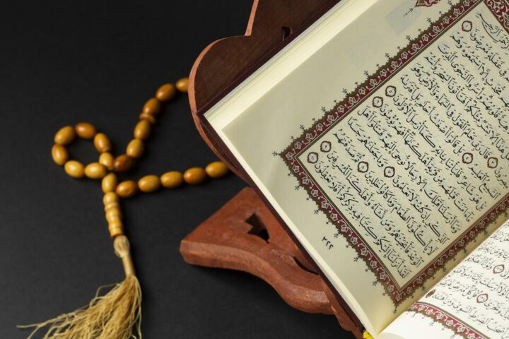 7 Contoh Bacaan Iqlab dalam Surat Pendek Al-Qur’an beserta Cara Membacanya