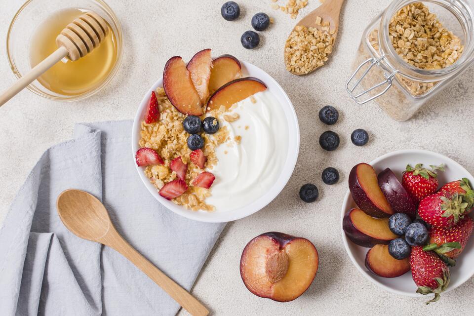 greek yogurt dengan granola dan buah