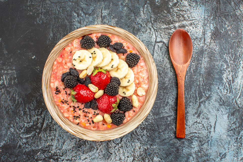 oatmeal dengan buah dan kacang - rekomendasi menu sahur sehat tanpa nasi