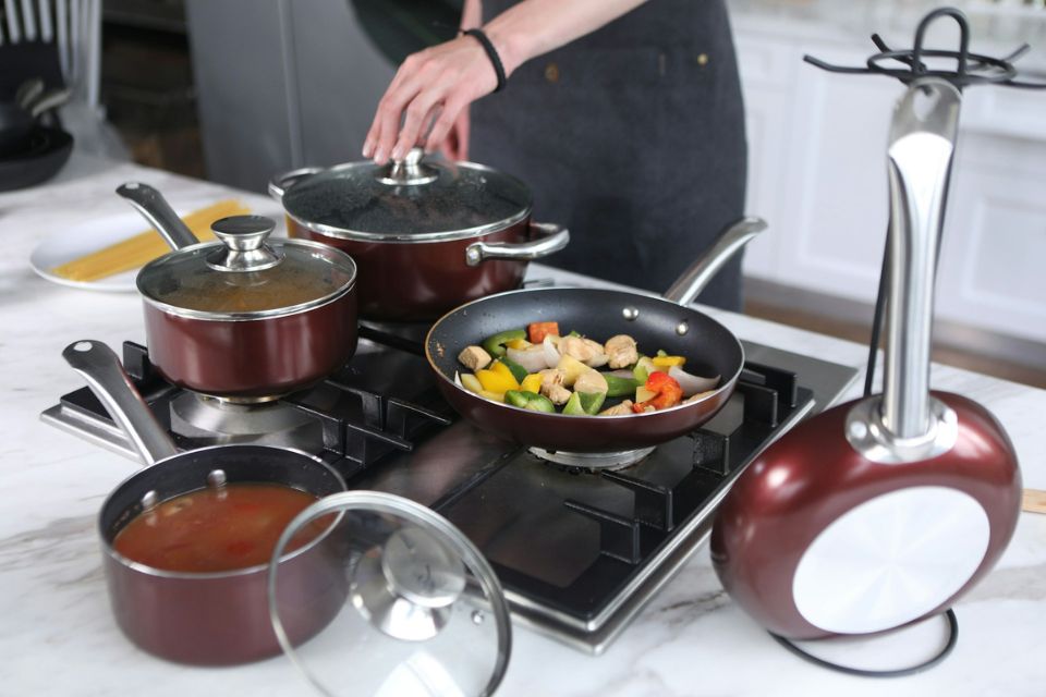 2. Perlengkapan Memasak dan Makan
