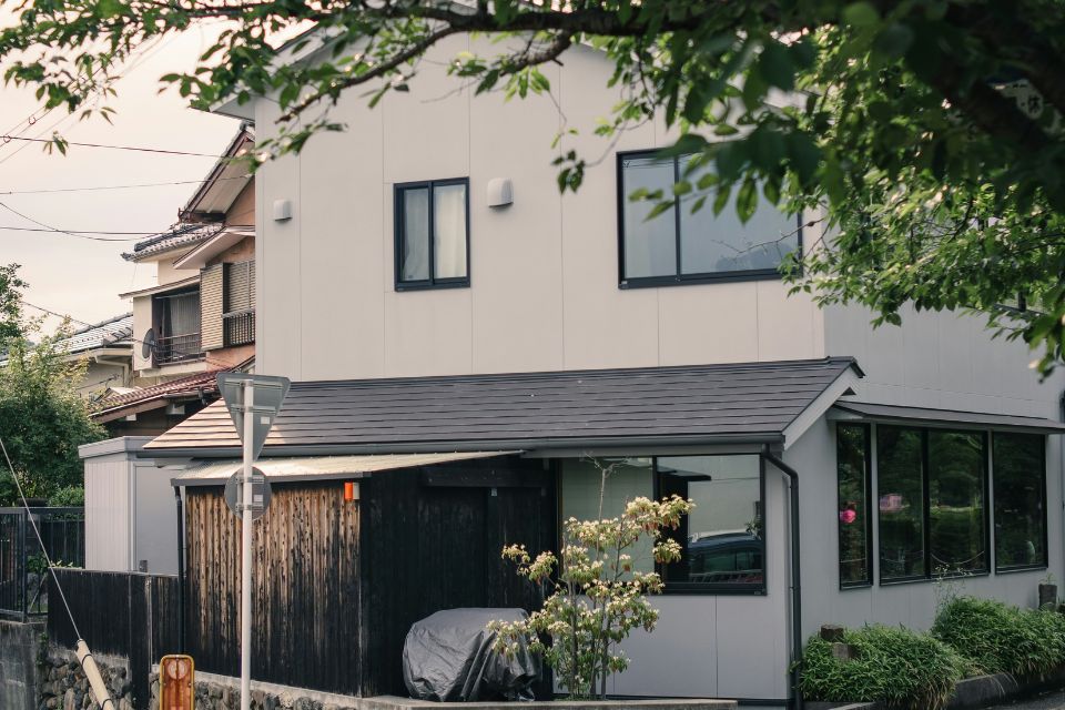 Rumah Minimalis Jepang Abu-Abu Putih Tampak Depan