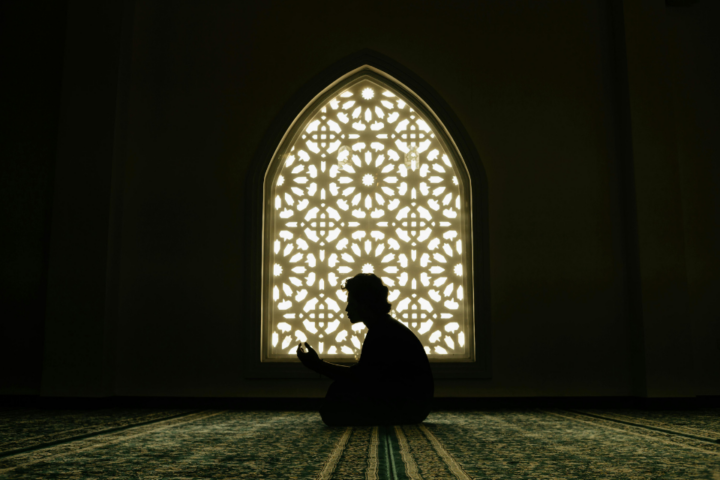 Apakah I’tikaf Boleh Dilakukan di Rumah? Ini Ketentuannya Bagi Pria dan Wanita