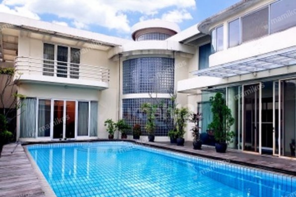 Rumah Full Furnished dengan Kolam Renang di Pondok Indah, Jakarta Selatan