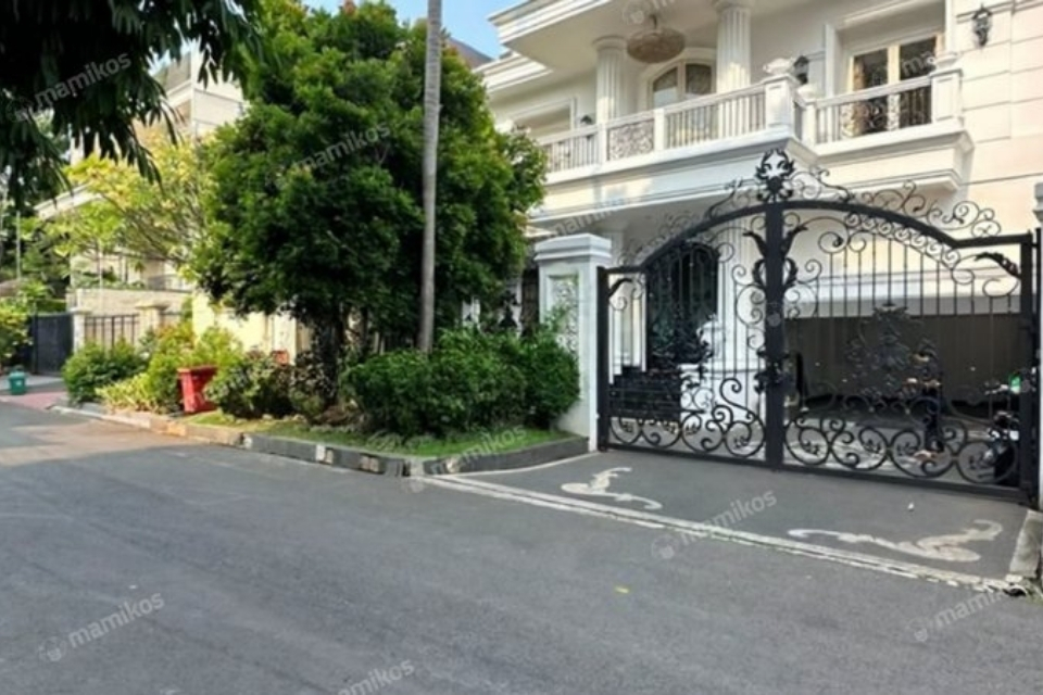 Rumah Murah bergaya Modern Classic di Paondok Indah, Jakarta Selatan