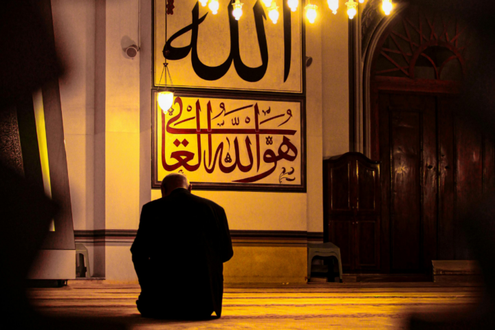 Sholat Tahajud Dulu atau Sholat Lailatul Qadar dulu? Ini Urutan Utamanya