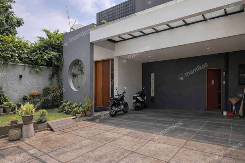 10. Rumah Mewah Desain Modern Tropis di Cilandak