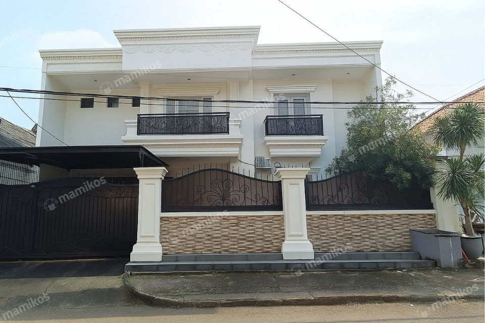 Rumah Luas dengan 4 Kamar Tidur di Tebet Timur III
