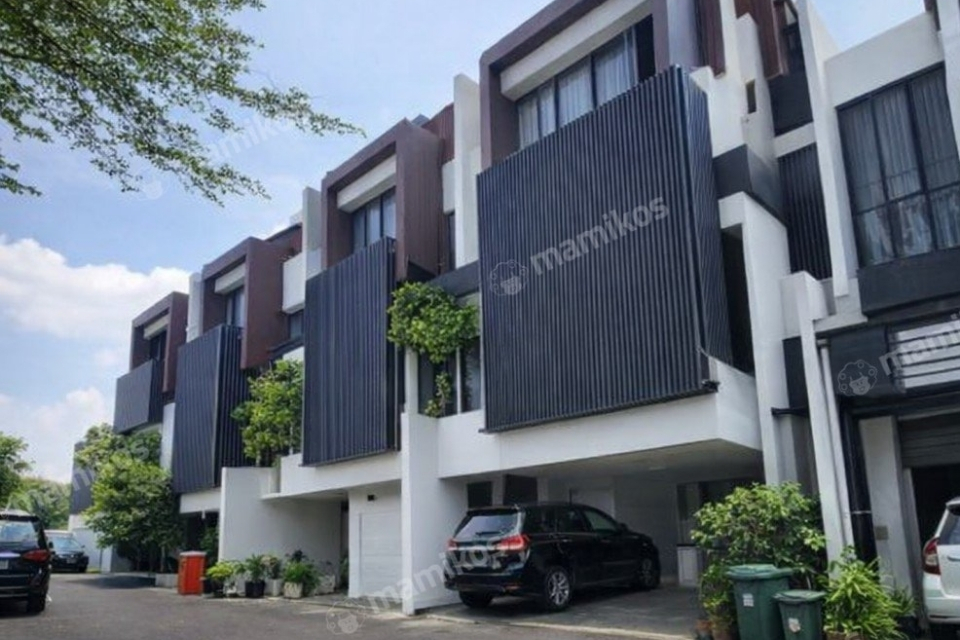 Townhouse 3 Lantai dengan Kolam Renang Pribadi