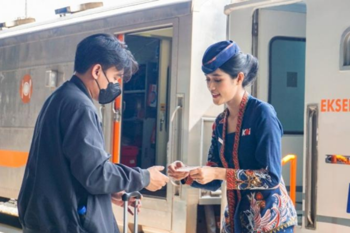 Gaji Petugas Announcer dan Penjaga Loket Tiket KAI Berapa per Bulan?