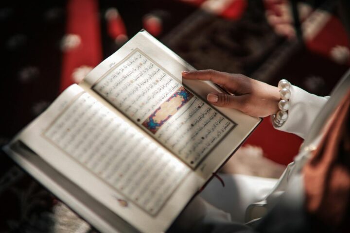 14 Contoh Hukum Tajwid Idgham Mutamatsilain dalam Al Qurโan beserta Penjelasannya