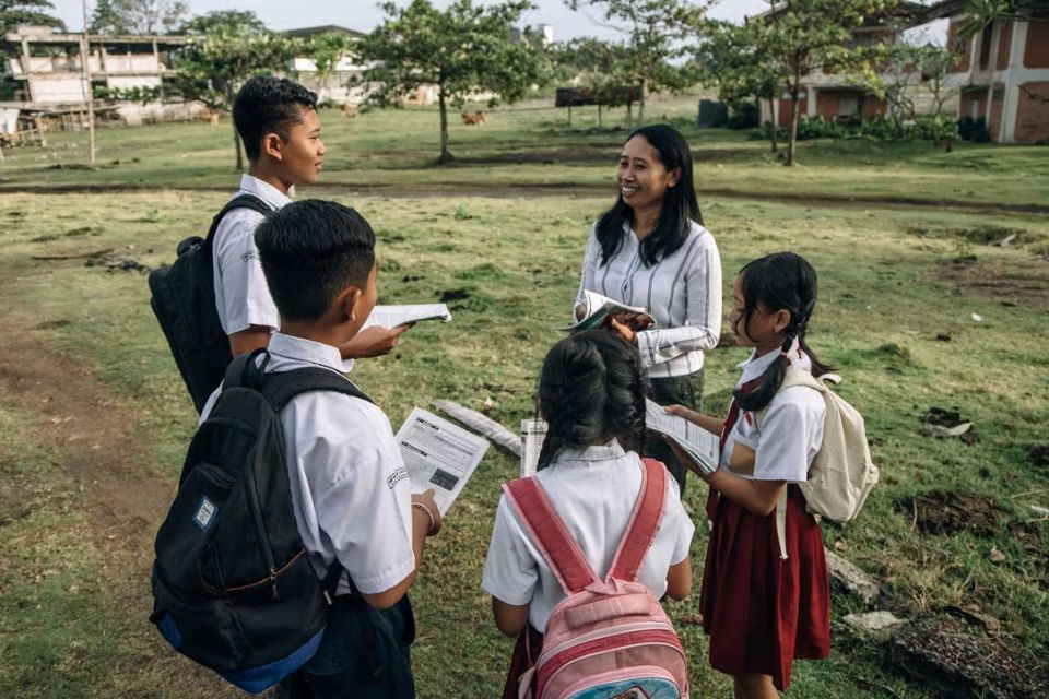 Contoh Perilaku 5S Senyum, Salam, Sapa, Sopan, dan Santun di Sekolah
