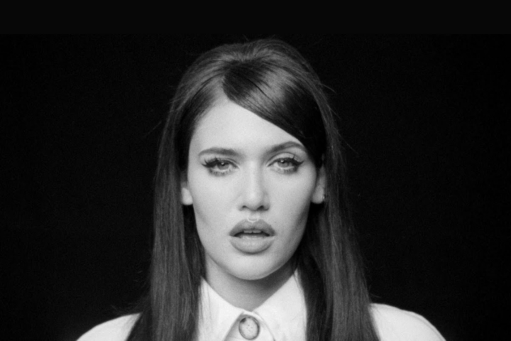 Makna Lagu Die On This Hill oleh Sienna Spiro Beserta Lirik dan Terjemahannya dalam Bahasa Indonesia