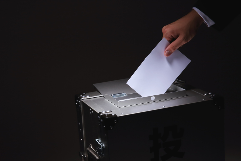 Jelaskan mengapa demokrasi banyak diadopsi sebagai sistem politik di berbagai negara? berikut penjelasannya
