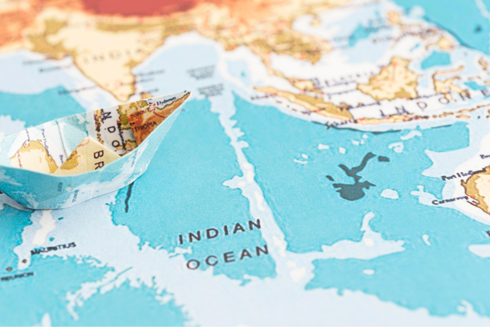 bagaimana hubungan proses geografis dengan kedatangan bangsa-bangsa asing di indonesia
