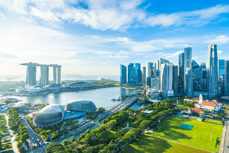 Jelaskan mengapa negara singapura lebih berfokus pada perdagangan dan industri
