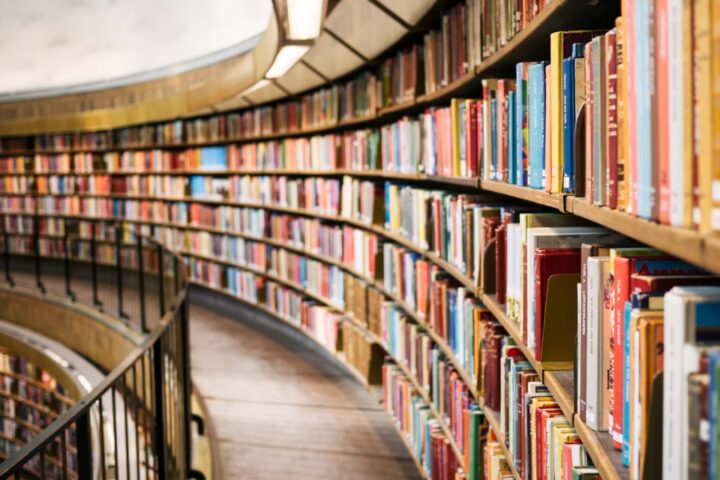 7 Contoh Teks Akademik Berbagai Tema: Ciri, Struktur, dan Cara Menyusunnya